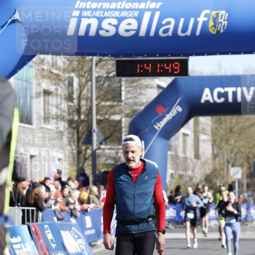 06.04.2025 - 44. Internationalen Wilhelmsburger Insellauf A. Gomolzig http://msf.ph/oto/7556329 06.04.2025 10:31:48 Ziel 3019, 3338 meine-sportfotos.de