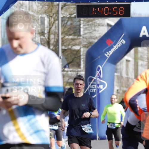 06.04.2025 - 44. Internationalen Wilhelmsburger Insellauf A. Gomolzig http://msf.ph/oto/7556371 06.04.2025 10:30:56 Ziel 3699, 3939, 4370, 4419, 4471, 4472, 4546 meine-sportfotos.de