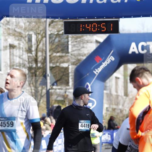06.04.2025 - 44. Internationalen Wilhelmsburger Insellauf A. Gomolzig http://msf.ph/oto/7556374 06.04.2025 10:30:49 Ziel 3400, 3727, 3742, 4370, 4419, 4459, 4471, 4472 meine-sportfotos.de