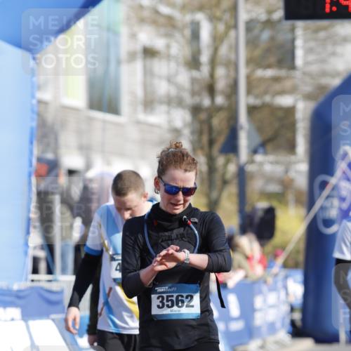 06.04.2025 - 44. Internationalen Wilhelmsburger Insellauf A. Gomolzig http://msf.ph/oto/7556390 06.04.2025 10:30:33 Ziel 3297, 3562, 3721, 4527, 4559 meine-sportfotos.de