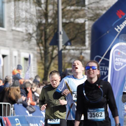 06.04.2025 - 44. Internationalen Wilhelmsburger Insellauf A. Gomolzig http://msf.ph/oto/7556392 06.04.2025 10:30:30 Ziel 3297, 3562, 4527, 4559, 5102 meine-sportfotos.de