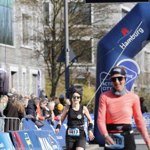 06.04.2025 - 44. Internationalen Wilhelmsburger Insellauf A. Gomolzig http://msf.ph/oto/7556407 06.04.2025 10:30:17 Ziel 4030, 4410, 4413 meine-sportfotos.de