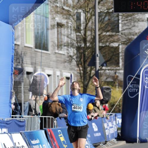 06.04.2025 - 44. Internationalen Wilhelmsburger Insellauf A. Gomolzig http://msf.ph/oto/7556422 06.04.2025 10:30:13 Ziel 4030, 4410 meine-sportfotos.de