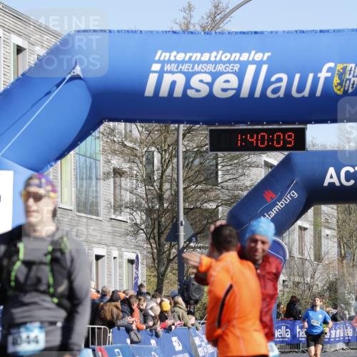 06.04.2025 - 44. Internationalen Wilhelmsburger Insellauf A. Gomolzig http://msf.ph/oto/7556431 06.04.2025 10:30:07 Ziel  meine-sportfotos.de