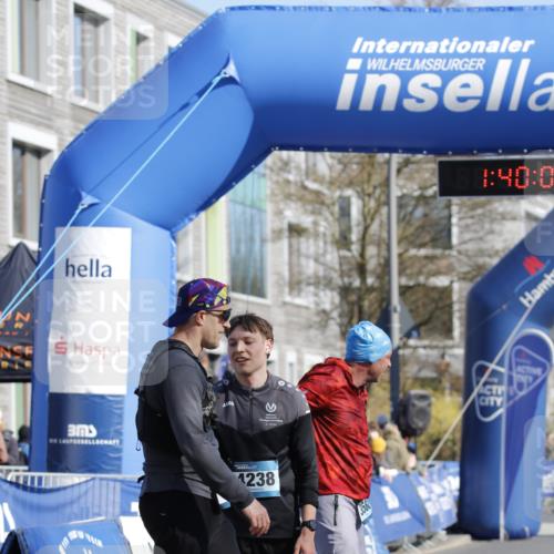 06.04.2025 - 44. Internationalen Wilhelmsburger Insellauf A. Gomolzig http://msf.ph/oto/7556438 06.04.2025 10:30:04 Ziel  meine-sportfotos.de