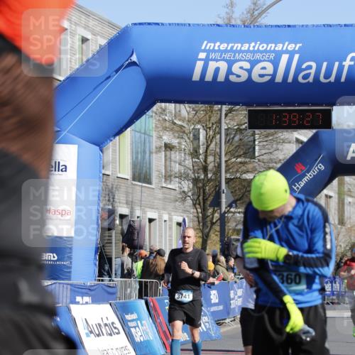 06.04.2025 - 44. Internationalen Wilhelmsburger Insellauf A. Gomolzig http://msf.ph/oto/7556490 06.04.2025 10:29:25 Ziel 3284, 3611, 3741, 5021 meine-sportfotos.de