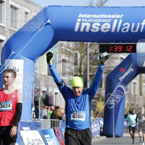 06.04.2025 - 44. Internationalen Wilhelmsburger Insellauf A. Gomolzig http://msf.ph/oto/7556505 06.04.2025 10:29:10 Ziel 3624, 4082, 4360 meine-sportfotos.de