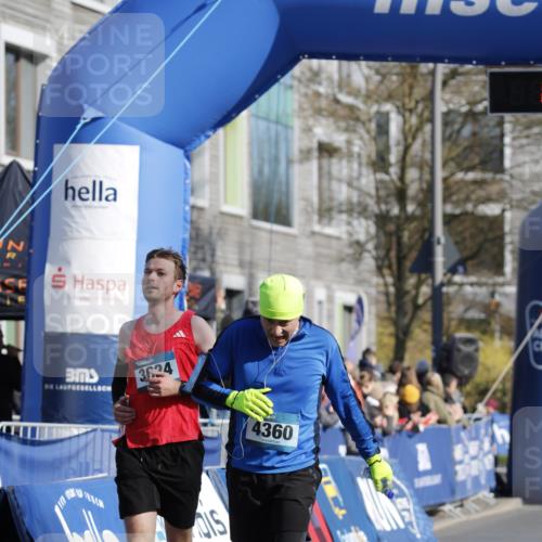 06.04.2025 - 44. Internationalen Wilhelmsburger Insellauf A. Gomolzig http://msf.ph/oto/7556517 06.04.2025 10:29:08 Ziel 3624, 4082, 4360 meine-sportfotos.de