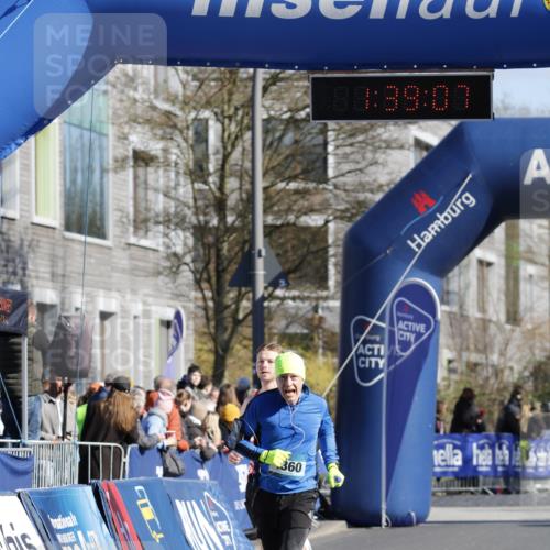 06.04.2025 - 44. Internationalen Wilhelmsburger Insellauf A. Gomolzig http://msf.ph/oto/7556523 06.04.2025 10:29:05 Ziel 3624, 4082, 4360, 4385 meine-sportfotos.de