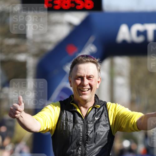 06.04.2025 - 44. Internationalen Wilhelmsburger Insellauf A. Gomolzig http://msf.ph/oto/7556549 06.04.2025 10:28:54 Ziel 3403, 3884, 4385, 5206 meine-sportfotos.de