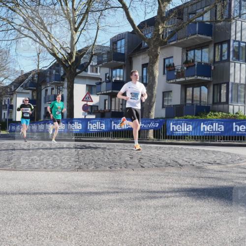 06.04.2025 - 44. Internationalen Wilhelmsburger Insellauf Luisa Fischer http://msf.ph/oto/7556556 06.04.2025 10:11:06 Ziel 5123, 3398, 5037 meine-sportfotos.de