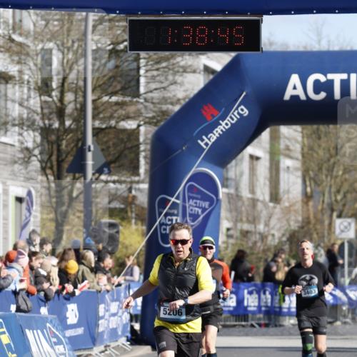06.04.2025 - 44. Internationalen Wilhelmsburger Insellauf A. Gomolzig http://msf.ph/oto/7556560 06.04.2025 10:28:43 Ziel 4250, 4263, 4454, 5206 meine-sportfotos.de