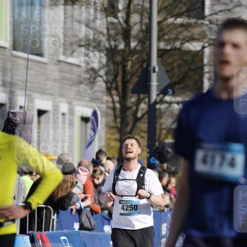06.04.2025 - 44. Internationalen Wilhelmsburger Insellauf A. Gomolzig http://msf.ph/oto/7556567 06.04.2025 10:28:36 Ziel 4174, 4250, 4263, 4454 meine-sportfotos.de