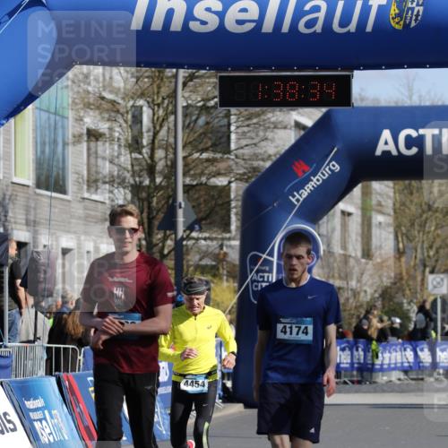 06.04.2025 - 44. Internationalen Wilhelmsburger Insellauf A. Gomolzig http://msf.ph/oto/7556570 06.04.2025 10:28:32 Ziel 4174, 4263, 4454 meine-sportfotos.de