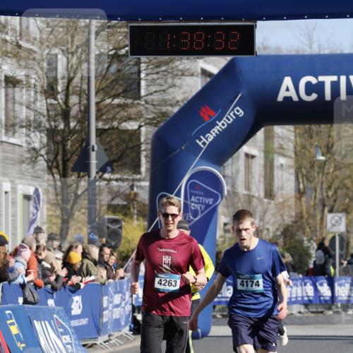 06.04.2025 - 44. Internationalen Wilhelmsburger Insellauf A. Gomolzig http://msf.ph/oto/7556578 06.04.2025 10:28:31 Ziel 4174, 4263, 4454 meine-sportfotos.de