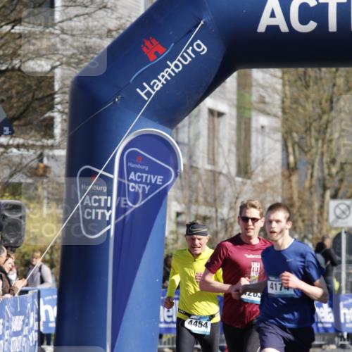 06.04.2025 - 44. Internationalen Wilhelmsburger Insellauf A. Gomolzig http://msf.ph/oto/7556584 06.04.2025 10:28:29 Ziel 4174 meine-sportfotos.de