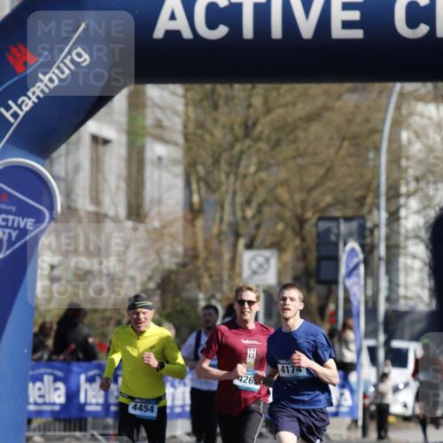 06.04.2025 - 44. Internationalen Wilhelmsburger Insellauf A. Gomolzig http://msf.ph/oto/7556590 06.04.2025 10:28:28 Ziel  meine-sportfotos.de