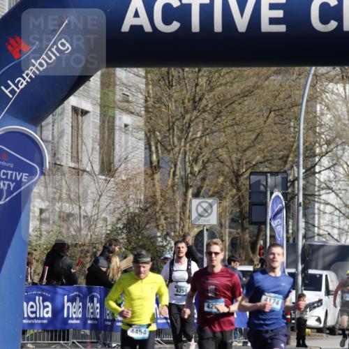 06.04.2025 - 44. Internationalen Wilhelmsburger Insellauf A. Gomolzig http://msf.ph/oto/7556594 06.04.2025 10:28:27 Ziel  meine-sportfotos.de