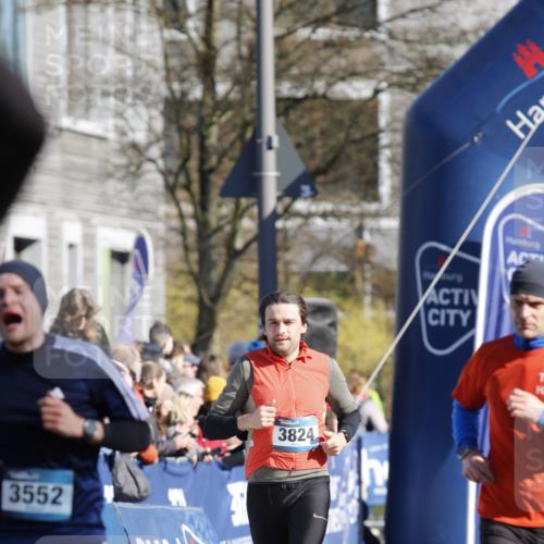 06.04.2025 - 44. Internationalen Wilhelmsburger Insellauf A. Gomolzig http://msf.ph/oto/7556612 06.04.2025 10:27:48 Ziel 3117, 3552, 3824, 4535 meine-sportfotos.de