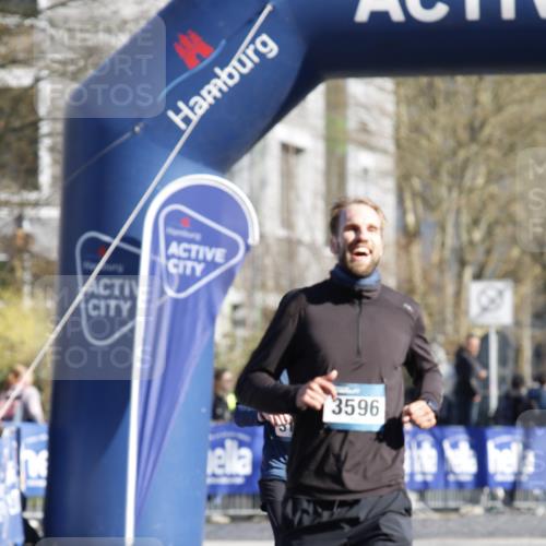 06.04.2025 - 44. Internationalen Wilhelmsburger Insellauf A. Gomolzig http://msf.ph/oto/7556631 06.04.2025 10:27:36 Ziel 3596, 3651, 4252, 4305 meine-sportfotos.de