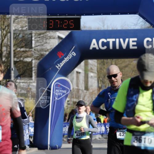 06.04.2025 - 44. Internationalen Wilhelmsburger Insellauf A. Gomolzig http://msf.ph/oto/7556644 06.04.2025 10:27:23 Ziel 3181, 3343, 3344, 3610, 4203, 4207, 4259, 4553 meine-sportfotos.de