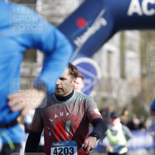 06.04.2025 - 44. Internationalen Wilhelmsburger Insellauf A. Gomolzig http://msf.ph/oto/7556650 06.04.2025 10:27:21 Ziel 3181, 3343, 3344, 3610, 4203, 4259, 4553, 5032 meine-sportfotos.de
