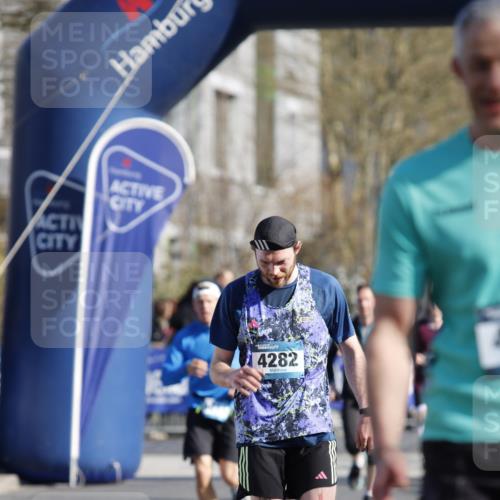 06.04.2025 - 44. Internationalen Wilhelmsburger Insellauf A. Gomolzig http://msf.ph/oto/7556671 06.04.2025 10:26:56 Ziel 3099, 4282, 4327, 4516, 5076 meine-sportfotos.de