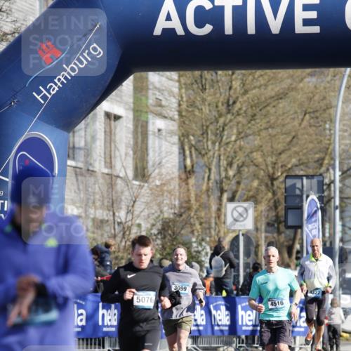 06.04.2025 - 44. Internationalen Wilhelmsburger Insellauf A. Gomolzig http://msf.ph/oto/7556697 06.04.2025 10:26:41 Ziel 3870, 4320, 4404 meine-sportfotos.de