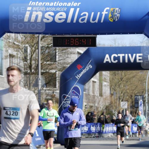 06.04.2025 - 44. Internationalen Wilhelmsburger Insellauf A. Gomolzig http://msf.ph/oto/7556701 06.04.2025 10:26:39 Ziel 3448, 3870, 4320, 4404 meine-sportfotos.de