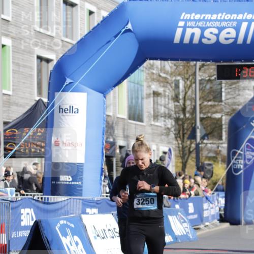 06.04.2025 - 44. Internationalen Wilhelmsburger Insellauf A. Gomolzig http://msf.ph/oto/7556730 06.04.2025 10:26:06 Ziel 3195, 3250, 3541 meine-sportfotos.de
