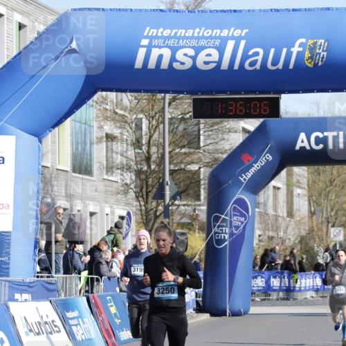 06.04.2025 - 44. Internationalen Wilhelmsburger Insellauf A. Gomolzig http://msf.ph/oto/7556736 06.04.2025 10:26:04 Ziel 3195, 3250, 3535 meine-sportfotos.de