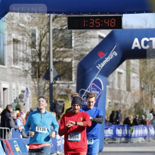 06.04.2025 - 44. Internationalen Wilhelmsburger Insellauf A. Gomolzig http://msf.ph/oto/7556770 06.04.2025 10:25:46 Ziel 3142, 3556, 5120, 5126 meine-sportfotos.de