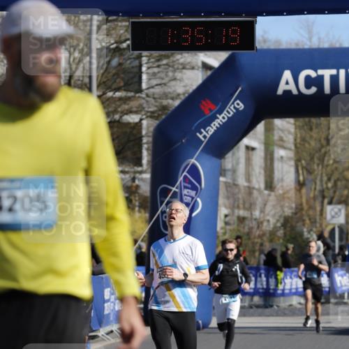 06.04.2025 - 44. Internationalen Wilhelmsburger Insellauf A. Gomolzig http://msf.ph/oto/7556791 06.04.2025 10:25:17 Ziel 3820, 4428, 4576 meine-sportfotos.de