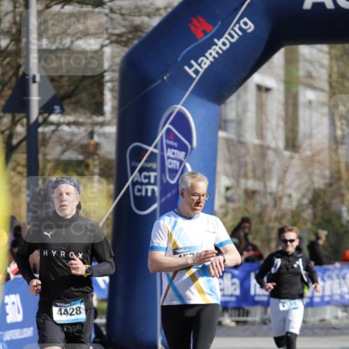 06.04.2025 - 44. Internationalen Wilhelmsburger Insellauf A. Gomolzig http://msf.ph/oto/7556794 06.04.2025 10:25:16 Ziel 3820, 4428, 4576 meine-sportfotos.de