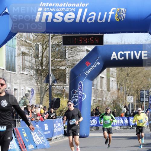 06.04.2025 - 44. Internationalen Wilhelmsburger Insellauf A. Gomolzig http://msf.ph/oto/7556815 06.04.2025 10:24:53 Ziel 3317, 3341, 4292 meine-sportfotos.de