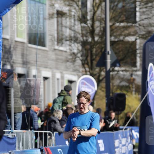 06.04.2025 - 44. Internationalen Wilhelmsburger Insellauf A. Gomolzig http://msf.ph/oto/7556826 06.04.2025 10:24:44 Ziel 3081, 4136, 4292 meine-sportfotos.de