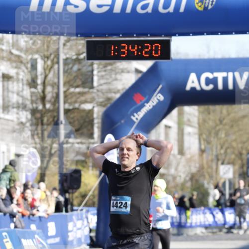 06.04.2025 - 44. Internationalen Wilhelmsburger Insellauf A. Gomolzig http://msf.ph/oto/7556869 06.04.2025 10:24:19 Ziel 3164, 4424 meine-sportfotos.de