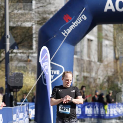 06.04.2025 - 44. Internationalen Wilhelmsburger Insellauf A. Gomolzig http://msf.ph/oto/7556879 06.04.2025 10:24:12 Ziel 3164, 4424 meine-sportfotos.de