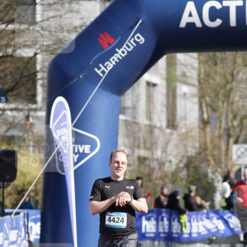 06.04.2025 - 44. Internationalen Wilhelmsburger Insellauf A. Gomolzig http://msf.ph/oto/7556881 06.04.2025 10:24:12 Ziel 3164, 4424 meine-sportfotos.de