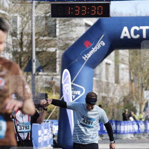 06.04.2025 - 44. Internationalen Wilhelmsburger Insellauf A. Gomolzig http://msf.ph/oto/7556933 06.04.2025 10:23:29 Ziel 3379, 3536, 3792, 4391 meine-sportfotos.de