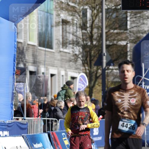 06.04.2025 - 44. Internationalen Wilhelmsburger Insellauf A. Gomolzig http://msf.ph/oto/7556943 06.04.2025 10:23:21 Ziel 3379, 3536, 4426, 4496 meine-sportfotos.de