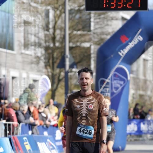 06.04.2025 - 44. Internationalen Wilhelmsburger Insellauf A. Gomolzig http://msf.ph/oto/7556947 06.04.2025 10:23:20 Ziel 3379, 4426, 4496 meine-sportfotos.de