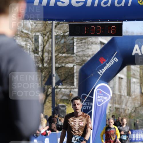 06.04.2025 - 44. Internationalen Wilhelmsburger Insellauf A. Gomolzig http://msf.ph/oto/7556950 06.04.2025 10:23:16 Ziel 4426, 4493, 4496 meine-sportfotos.de