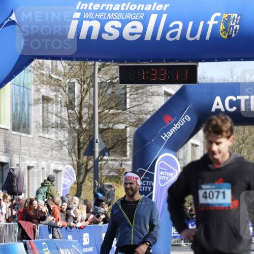 06.04.2025 - 44. Internationalen Wilhelmsburger Insellauf A. Gomolzig http://msf.ph/oto/7556960 06.04.2025 10:23:09 Ziel 4071, 4493, 4496 meine-sportfotos.de