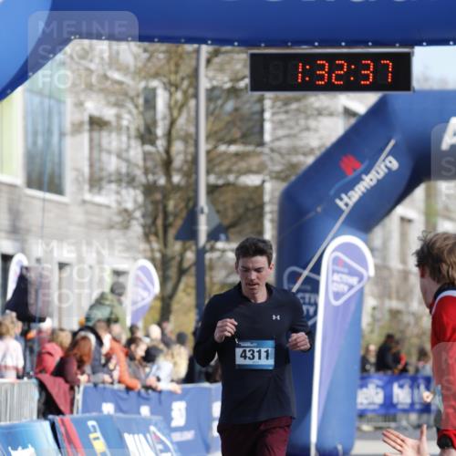 06.04.2025 - 44. Internationalen Wilhelmsburger Insellauf A. Gomolzig http://msf.ph/oto/7556994 06.04.2025 10:22:36 Ziel 3353, 4311 meine-sportfotos.de