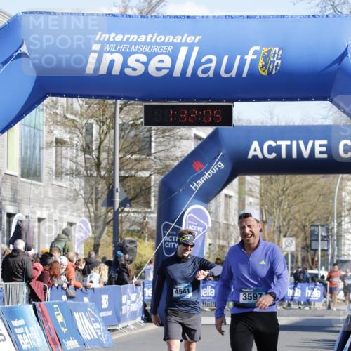 06.04.2025 - 44. Internationalen Wilhelmsburger Insellauf A. Gomolzig http://msf.ph/oto/7557017 06.04.2025 10:22:03 Ziel 3597, 4541, 5030 meine-sportfotos.de