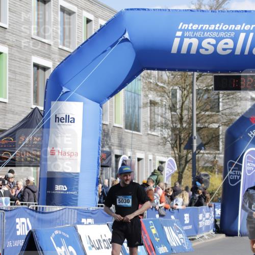 06.04.2025 - 44. Internationalen Wilhelmsburger Insellauf A. Gomolzig http://msf.ph/oto/7557021 06.04.2025 10:22:01 Ziel 3597, 4541, 5030 meine-sportfotos.de
