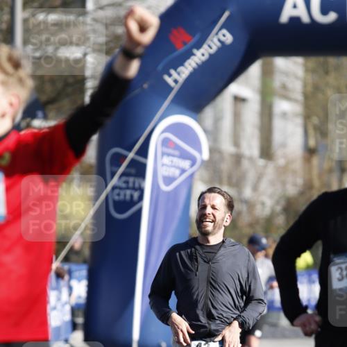 06.04.2025 - 44. Internationalen Wilhelmsburger Insellauf A. Gomolzig http://msf.ph/oto/7557070 06.04.2025 10:21:19 Ziel 3555, 4321 meine-sportfotos.de