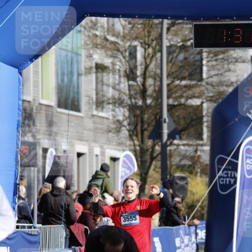 06.04.2025 - 44. Internationalen Wilhelmsburger Insellauf A. Gomolzig http://msf.ph/oto/7557091 06.04.2025 10:21:08 Ziel 3555, 4215 meine-sportfotos.de