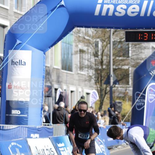 06.04.2025 - 44. Internationalen Wilhelmsburger Insellauf A. Gomolzig http://msf.ph/oto/7557104 06.04.2025 10:21:01 Ziel 4018, 4215, 4514 meine-sportfotos.de